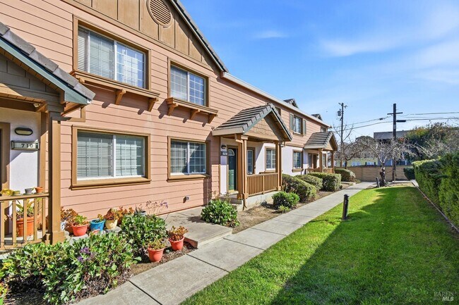 Building Photo - 712 Daniels Ave