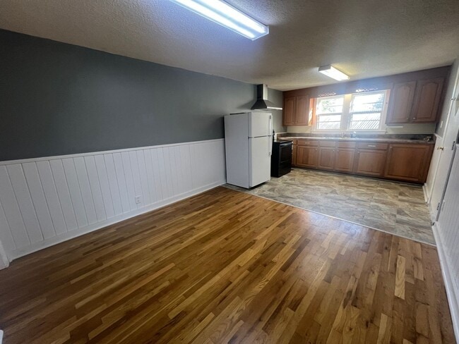 Building Photo - 8020 Hwy 43