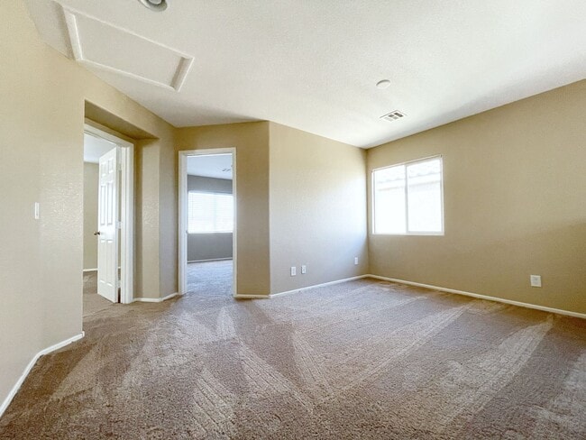 Building Photo - Spacious Living, Granite Counters, Great Location!