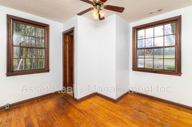 Building Photo - 5501 Lake Shore Dr