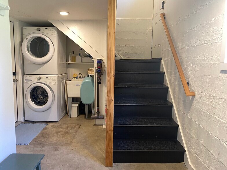 Shared FREE laundry and back entry - 3714 N Williams Ave