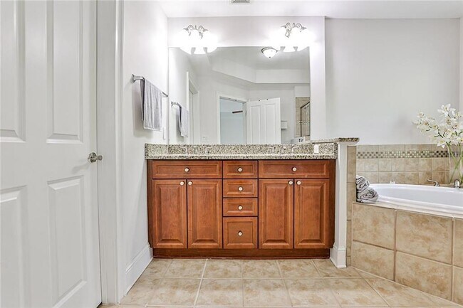 Building Photo - 5480 Glenridge View NE