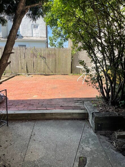 Private patio - 126 W Front St