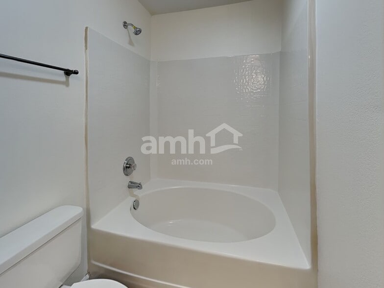 Building Photo - 118 Greenway St