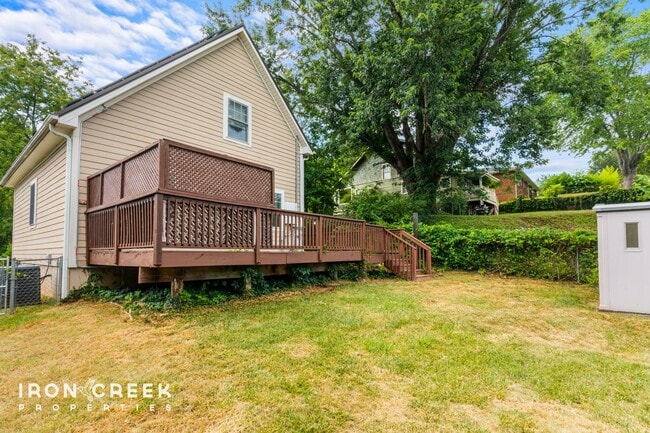 Building Photo - Charming Three-Bedroom Home with Solar Pow...