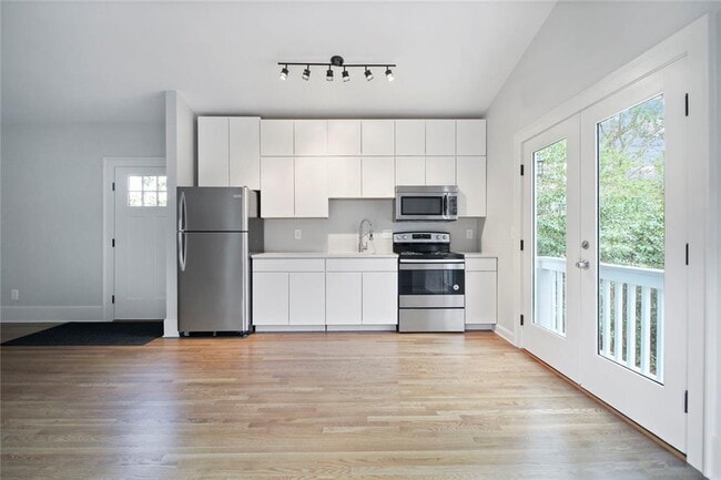 Building Photo - 940 St Charles Ave NE