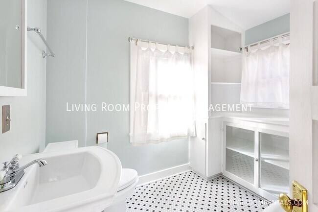 Building Photo - 1927 SE Spokane St