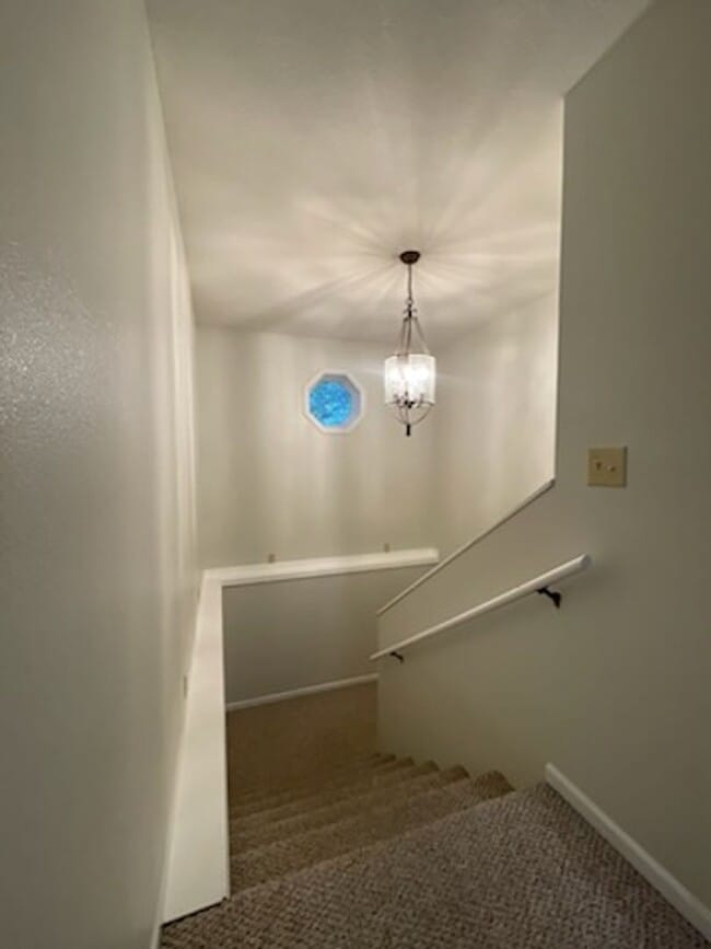 Building Photo - Spacious 3 bedroom/3 bath home