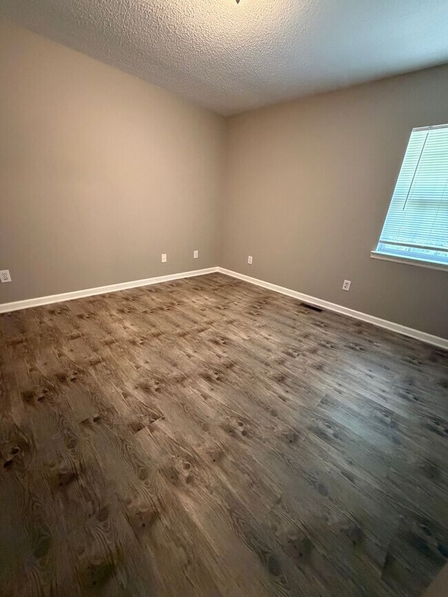 Building Photo - 1701 W Oak Dr