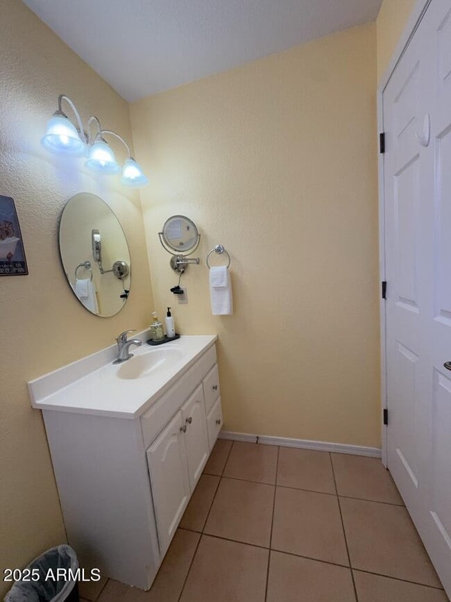 Building Photo - 10238 S Honeysuckle Dr