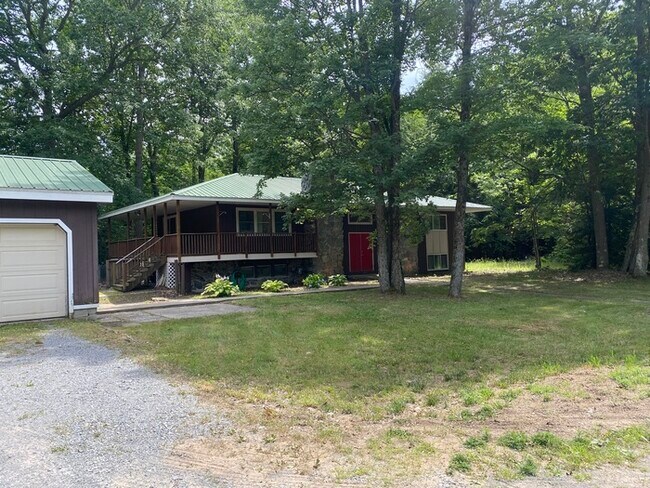 Building Photo - Secluded 4 bedrooms 3 baths with 2 car garage and fenced in yard in the town of Rutland for rent!