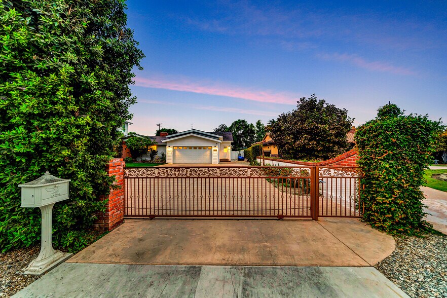 Building Photo - 5817 Ranchito Ave