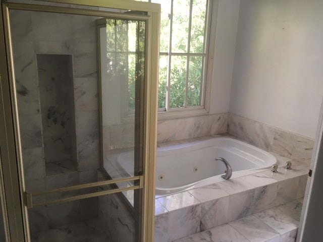 large master bathroom - 723 S Broadway