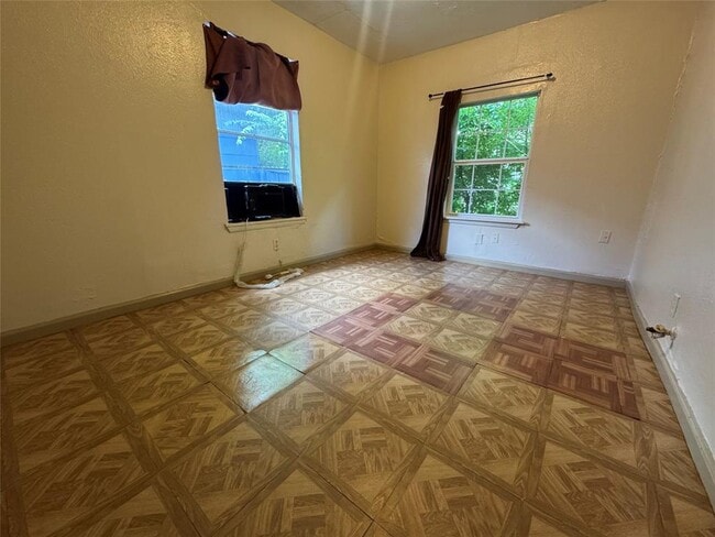 Building Photo - 3202 Hinton Blvd
