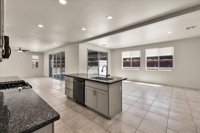 Building Photo - 56923 Ivanhoe Dr