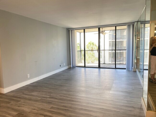 Building Photo - 20 Royal Palm Way