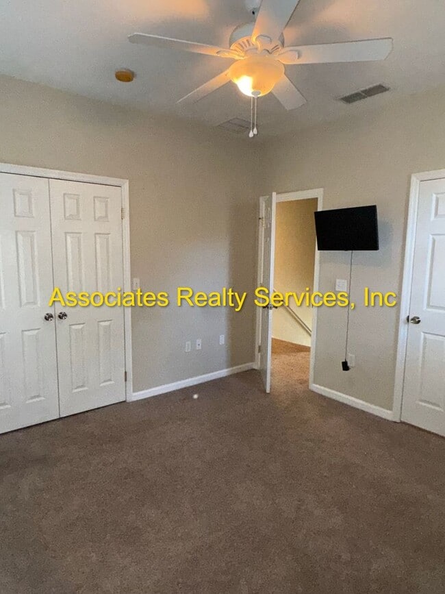Building Photo - Spacious End Unit Available in Garland Condo