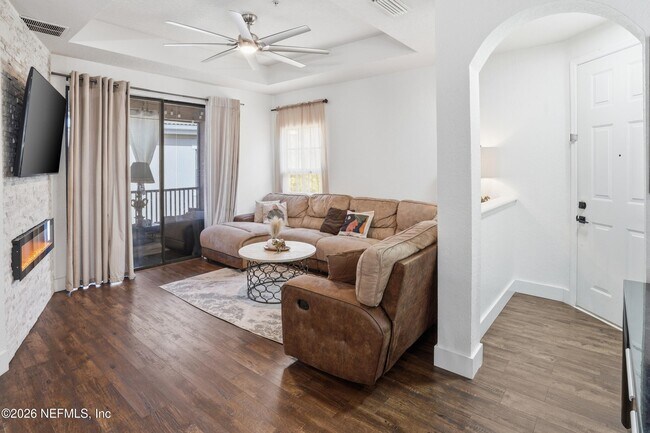 Building Photo - 450 La Travesia Flora