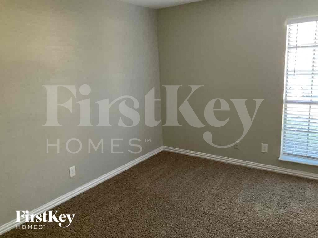 Building Photo - 1005 Loving Trail