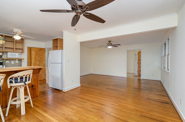 Building Photo - 4344 University Dr