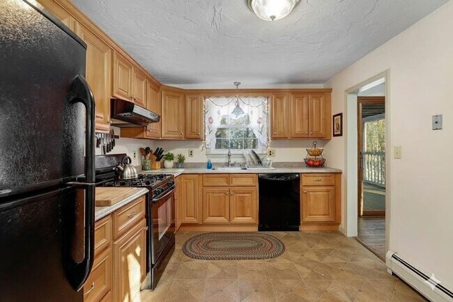 Building Photo - 25% off 1st months rent! Well maintained, 3 Bedroom single family home in lovely Westford neighbo...