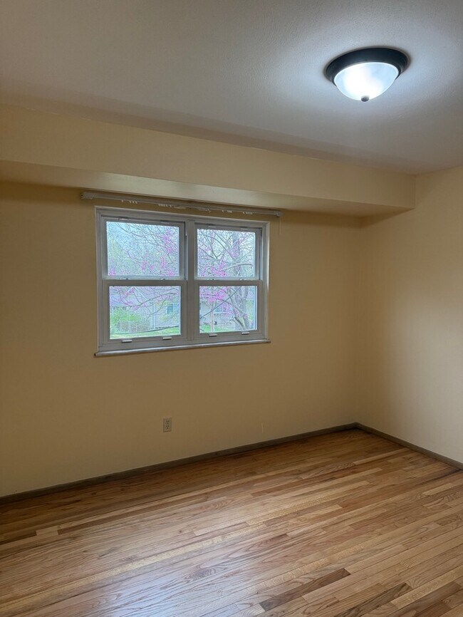 Building Photo - 3 Bedroom 3.5 Bathroom Home In Ballwin