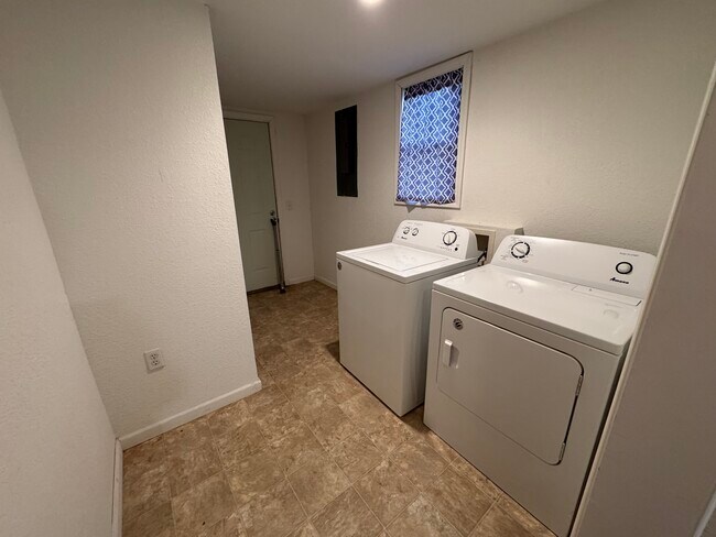 Laundry Room - 308 Stewart St