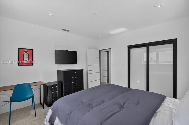 Building Photo - 1065 NE 87th St