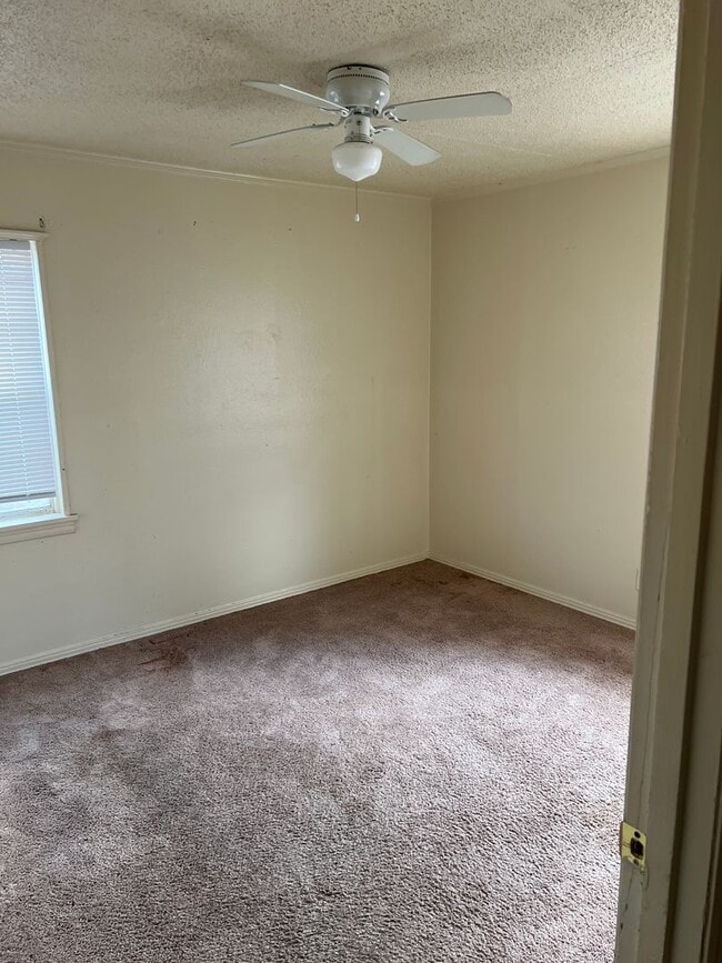 Building Photo - Cute 2 br 1 bath house