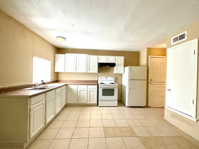 Building Photo - Available NOW! Prime Location 3-Bedroom, 2-Bath Home In Converse!!