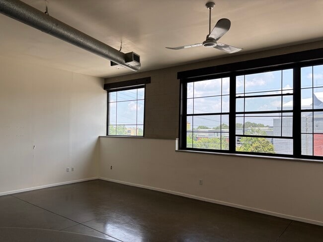 Building Photo - 376 Nelson St SW