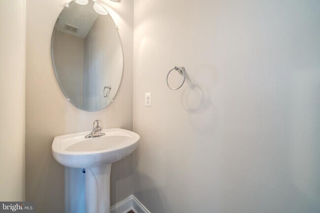 Building Photo - 15970 Greymill Manor Dr