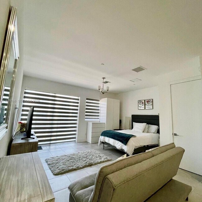 Building Photo - 1045 NE 18th Ave