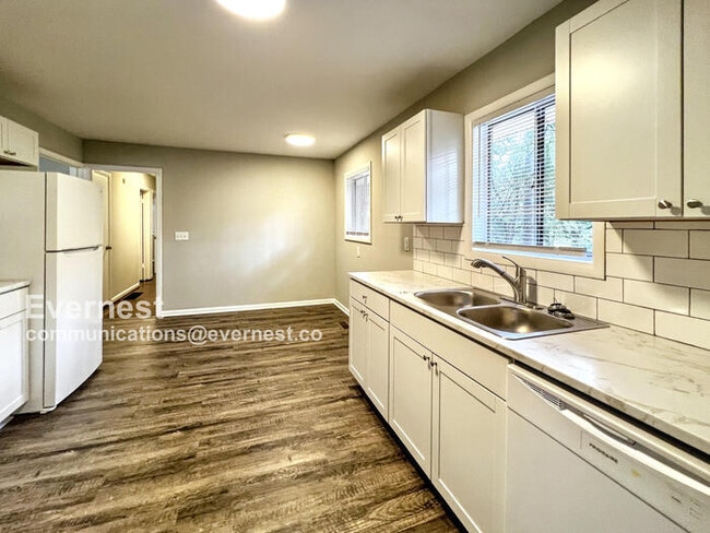 Building Photo - 1116 Lay Dr