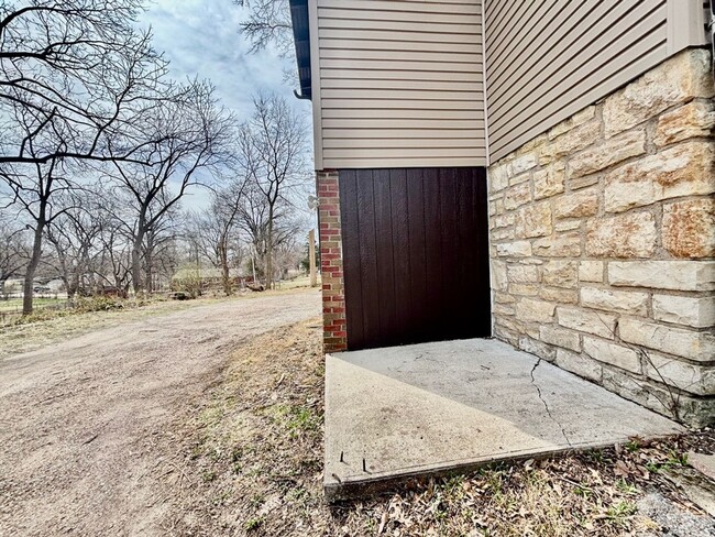 Building Photo - Beautifully Renovated 5-Bedroom Home with ...