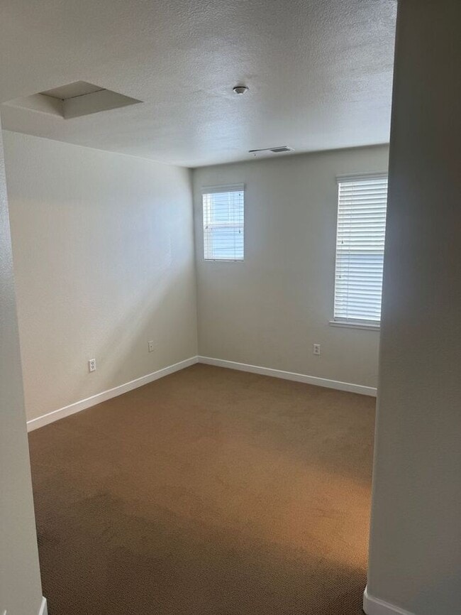 Building Photo - Stunning 2-bedroom, 2.5-bathroom condo