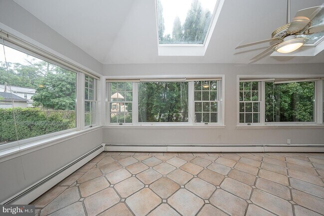 Building Photo - 212 Elm Terrace