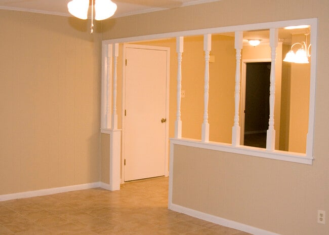 Building Photo - 131 Willow Ln