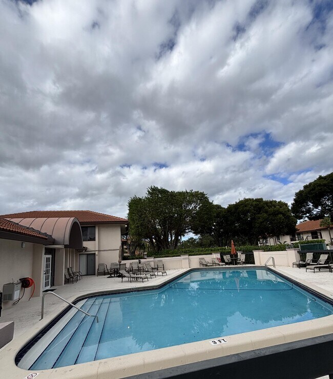 Building Photo - 350 Club Cir