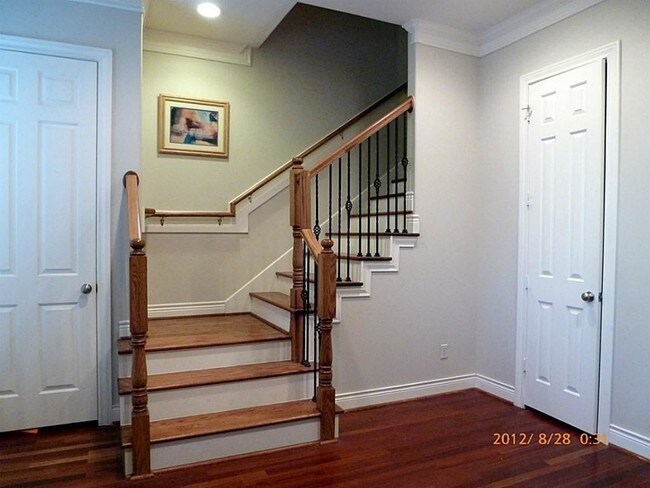 Building Photo - 5626 Dolores St