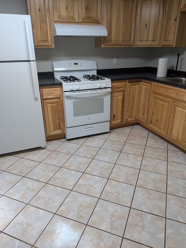 Building Photo - 3 Bedroom 1 Bathroom Apartment in Golden! $500 Move in Special!
