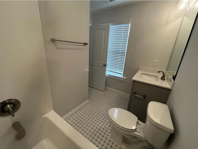 Building Photo - Room in Townhome on Old Grove Ln