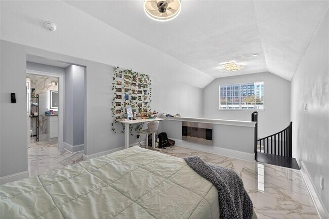 Building Photo - 1074 Peachtree Walk NE