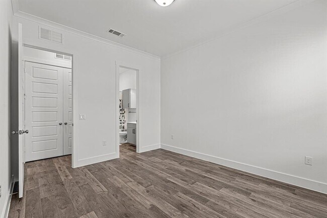 Building Photo - 1664 Hillside Terrace