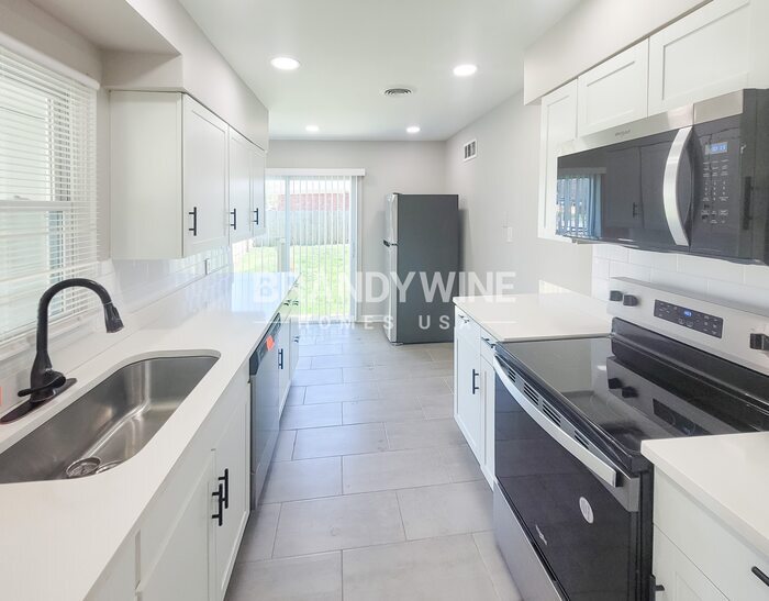 Building Photo - 1822 Dearing Rd