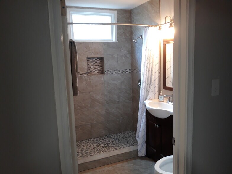 Building Photo - 319 Sumner Dr