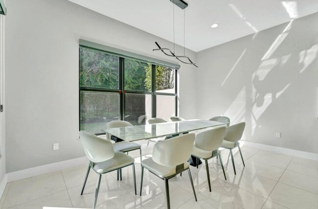 Building Photo - 17081 Five Waters Ave