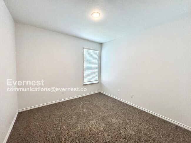 Building Photo - 2119 Hornbeam St
