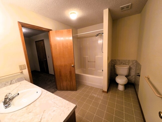 Building Photo - 2060 E Belmont St