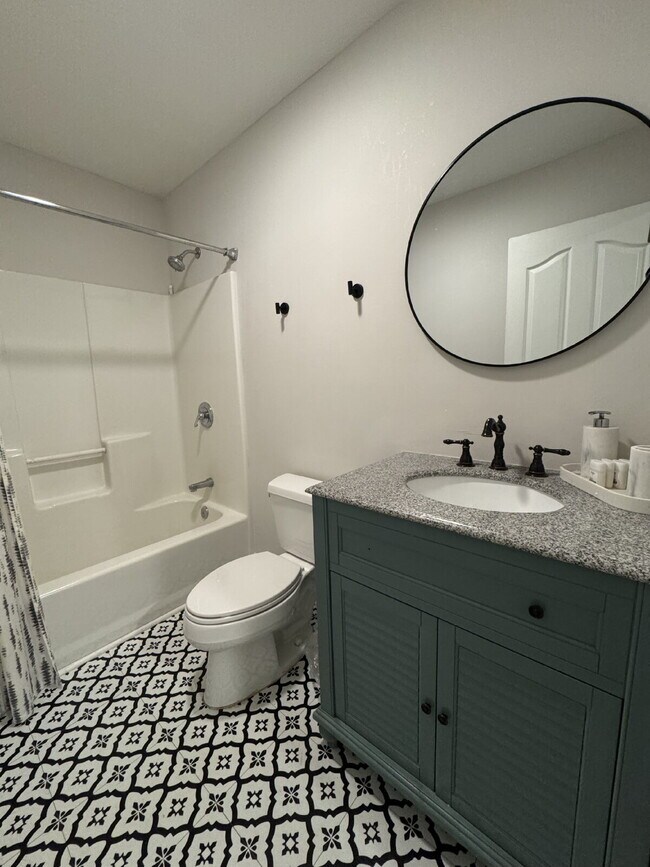 Building Photo - Fairview home 5 bedroom 3 1/2 bathroom home